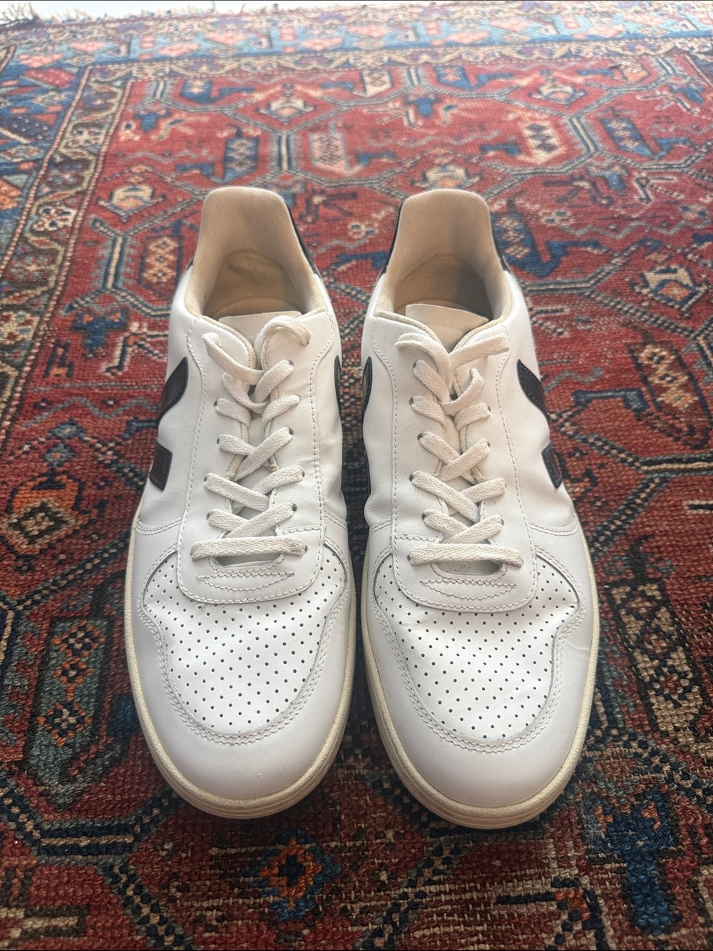 Veja v-10White Sneakers with Black V Detail